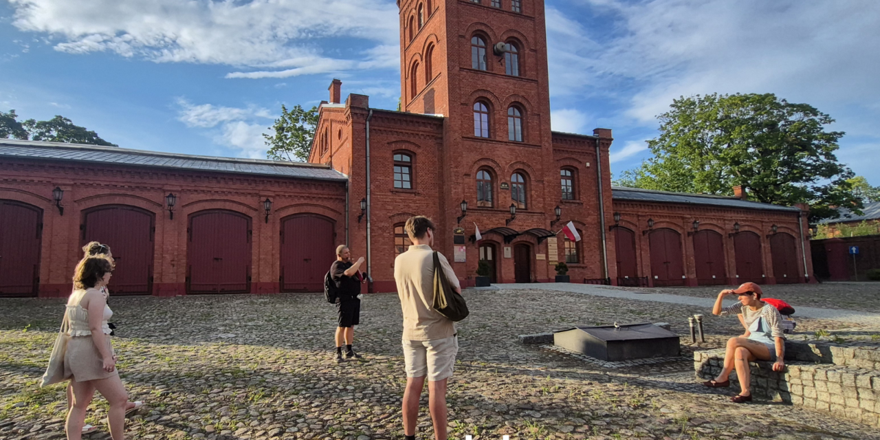 Integracja zespołu ScanLab podczas spaceru po historycznym Księżym Młynie w Łodzi